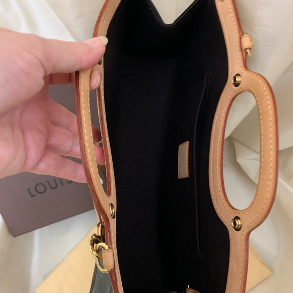 LOUIS VUITTON
Vernis Roxbury Drive Amarante - Picture 11 of 16